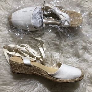 URBAN OUTFITTERS Strappy lace up flat sandals women’s 9 spring summer shoes